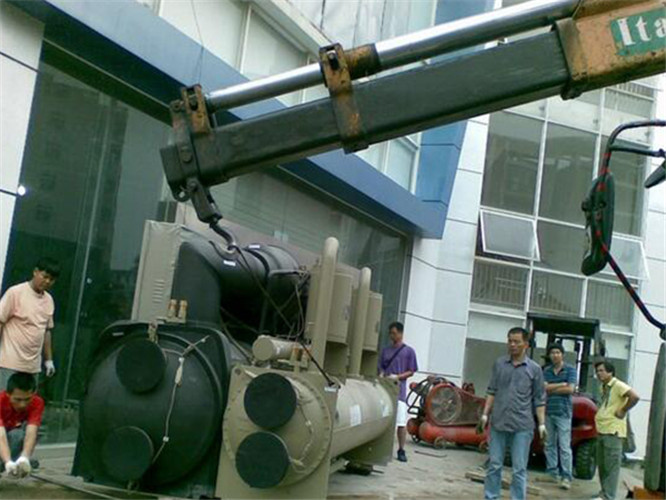 浦口区随车吊和汽车吊的核心区别是什么？哪种更省钱？